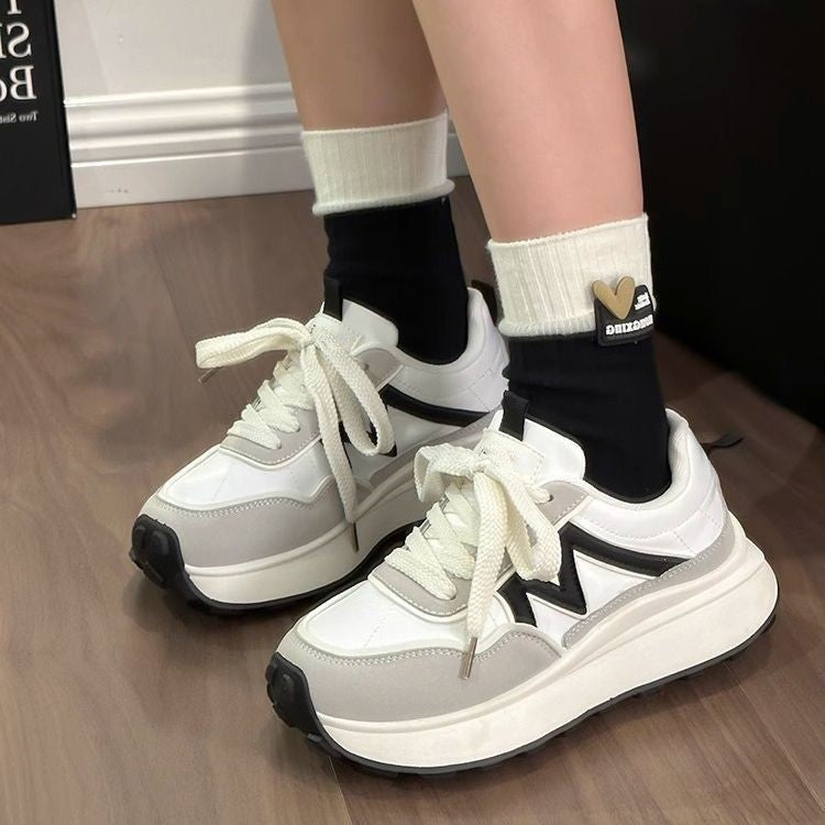 Damen Plateau-Chunky-Sneaker mit skulpturierter EVA-Sohle, Trail‑Profil und gepolstertem Komfortkragen – Névara
