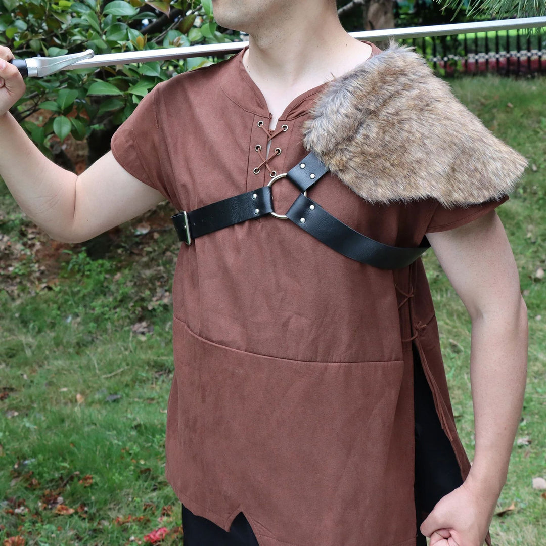 Herren asymmetrisches Schulterharness mit Kunstfell‑Schultercape und verstellbaren Lederriemen Echo Archiv