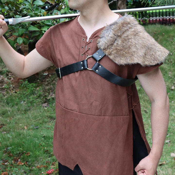Herren asymmetrisches Schulterharness mit Kunstfell‑Schultercape und verstellbaren Lederriemen Echo Archiv