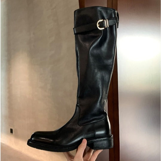 Damen kniehohe Lederstiefel mit flacher Profilsohle und Ziergurt Echo Archiv
