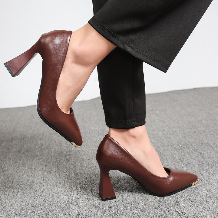 Damen Pumps mit spitzer Zehenpartie, Metallkappe und skulpturellem Blockabsatz Echo Archiv