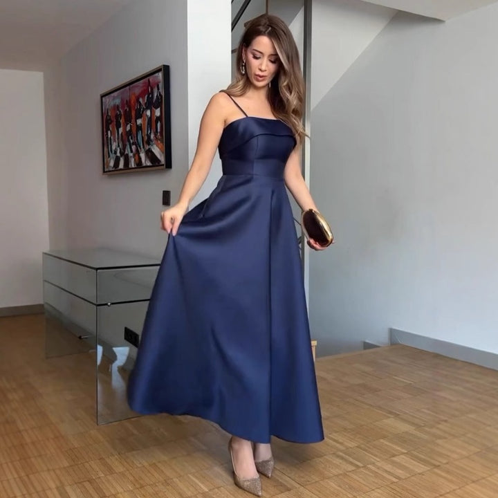 Damen Abendkleid mit feinen Spaghettiträgern und fließendem Rock Echo Archiv