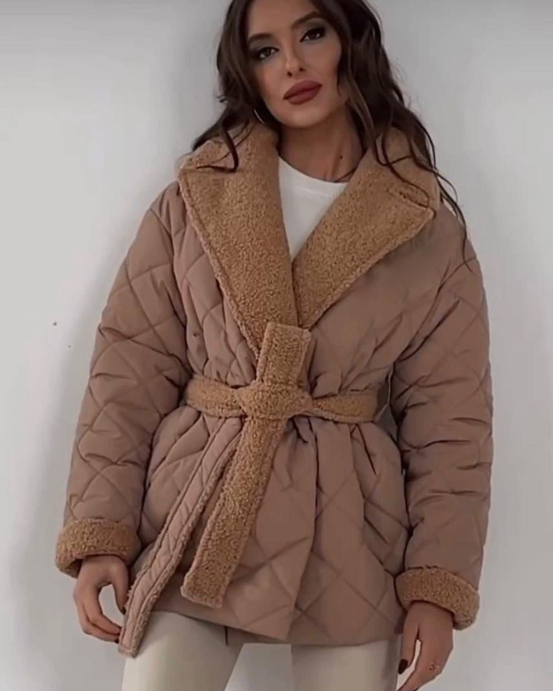 Damen Steppjacke mit Teddy-Futter Taillengürtel und großem Schalkragen Echoarchiv