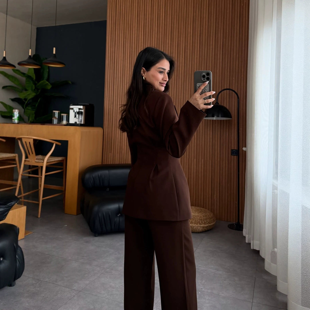Damen Taillierter Longblazer mit goldener Statement-Schnalle Echoarchiv