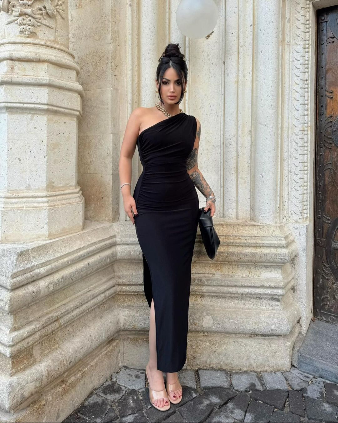 Damen elegantes langärmliges Maxikleid mit asymmetrischem Ausschnitt und Rüschendetails Echo Archiv