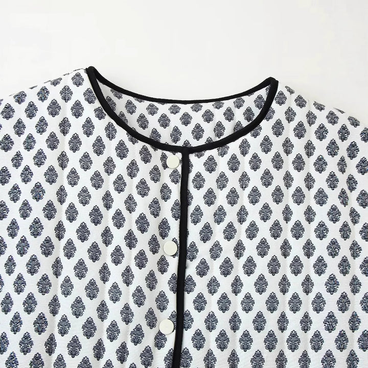 Damen gesteppte Kurzjacke mit Rundhalsausschnitt, Druckknöpfen und Kontrastpaspel – Célinea