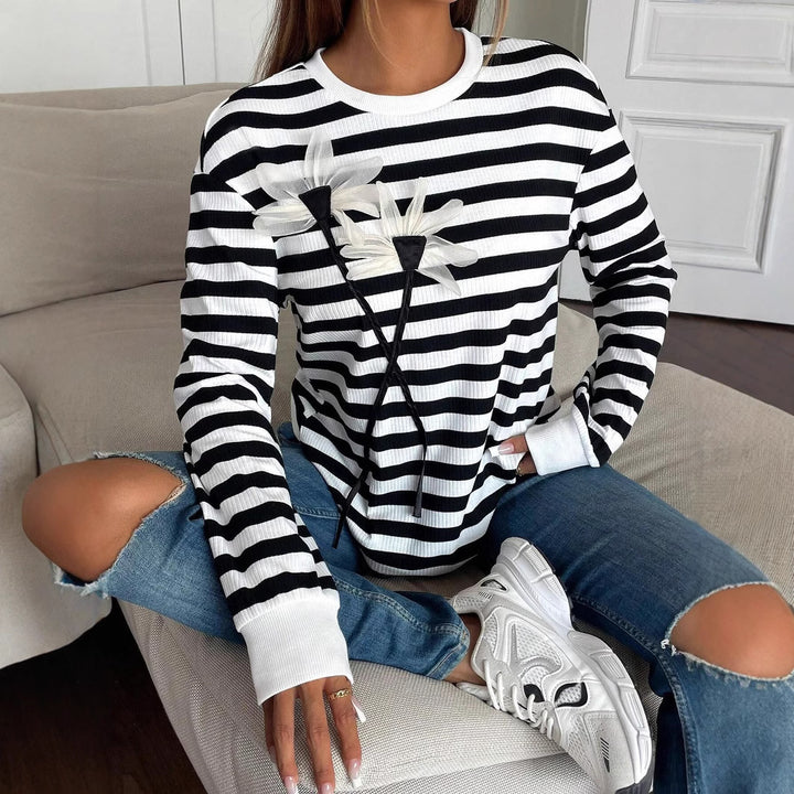 Damen nan gestreiftes Ripp-Langarmshirt mit dreidimensionaler Blumenapplikation und Rundhals Echo Archiv