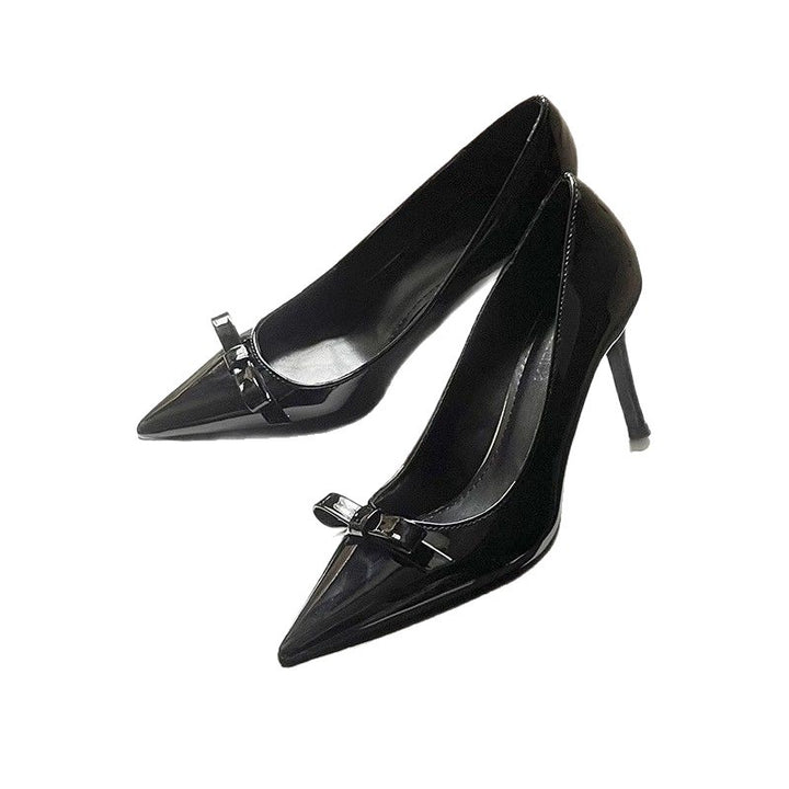 Damen Spitz zulaufende Lack-Pumps mit Zierschleife und schlankem Stiletto-Absatz – Lioré