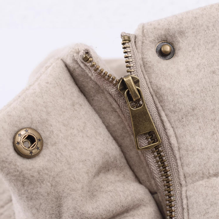 Damen Kurze wattierte Wollmix-Übergangsjacke mit hohem Stehkragen und verdeckter Druckknopfleiste Echoarchiv