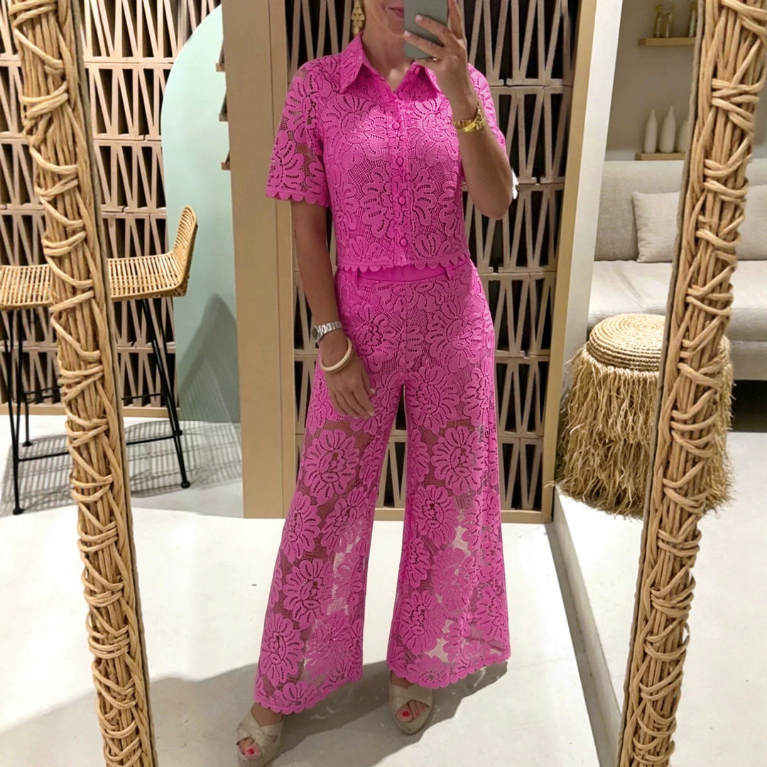 Damen nan elegante Spitzenkombination mit kurzärmeliger Hemdbluse, Muschelsaum und taillierter Palazzohose mit Bindegürtel Echo Archiv