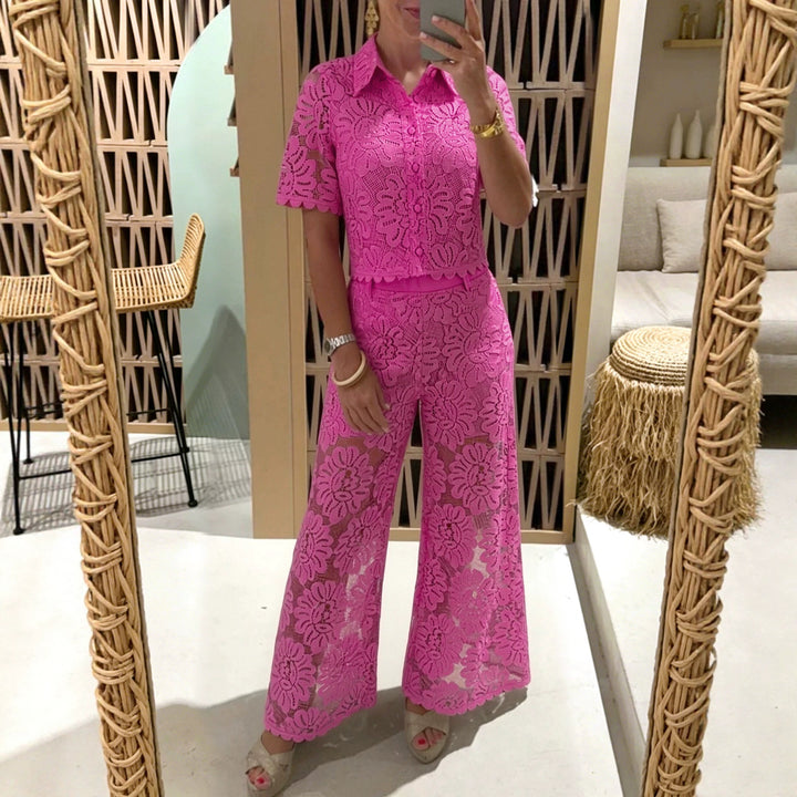 Damen nan elegante Spitzenkombination mit kurzärmeliger Hemdbluse, Muschelsaum und taillierter Palazzohose mit Bindegürtel Echo Archiv