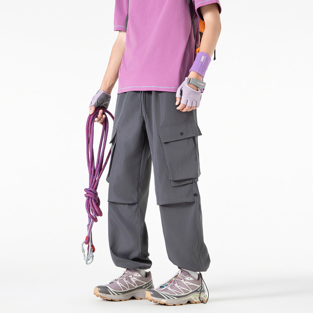 Herren Baggy‑Cargohose im Tech‑Utility‑Stil mit elastischem Tunnelzugbund, großen Klappfächern und Zipper‑Details Echo Archiv