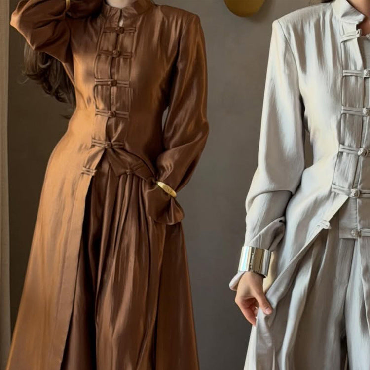 Damen Maxikleid mit Stehkragen, traditionellem Knotenverschluss und Ballonärmeln Echoarchiv
