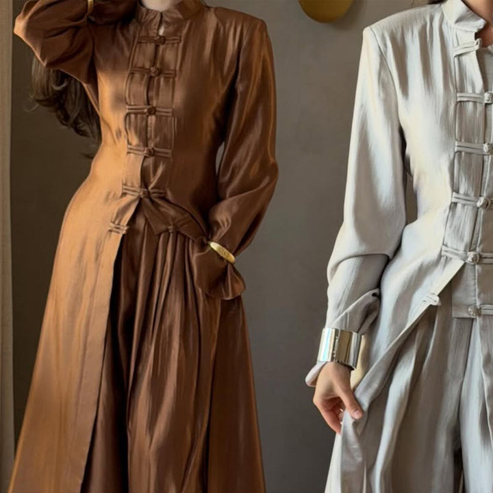 Damen Maxikleid mit Stehkragen, traditionellem Knotenverschluss und Ballonärmeln Echoarchiv