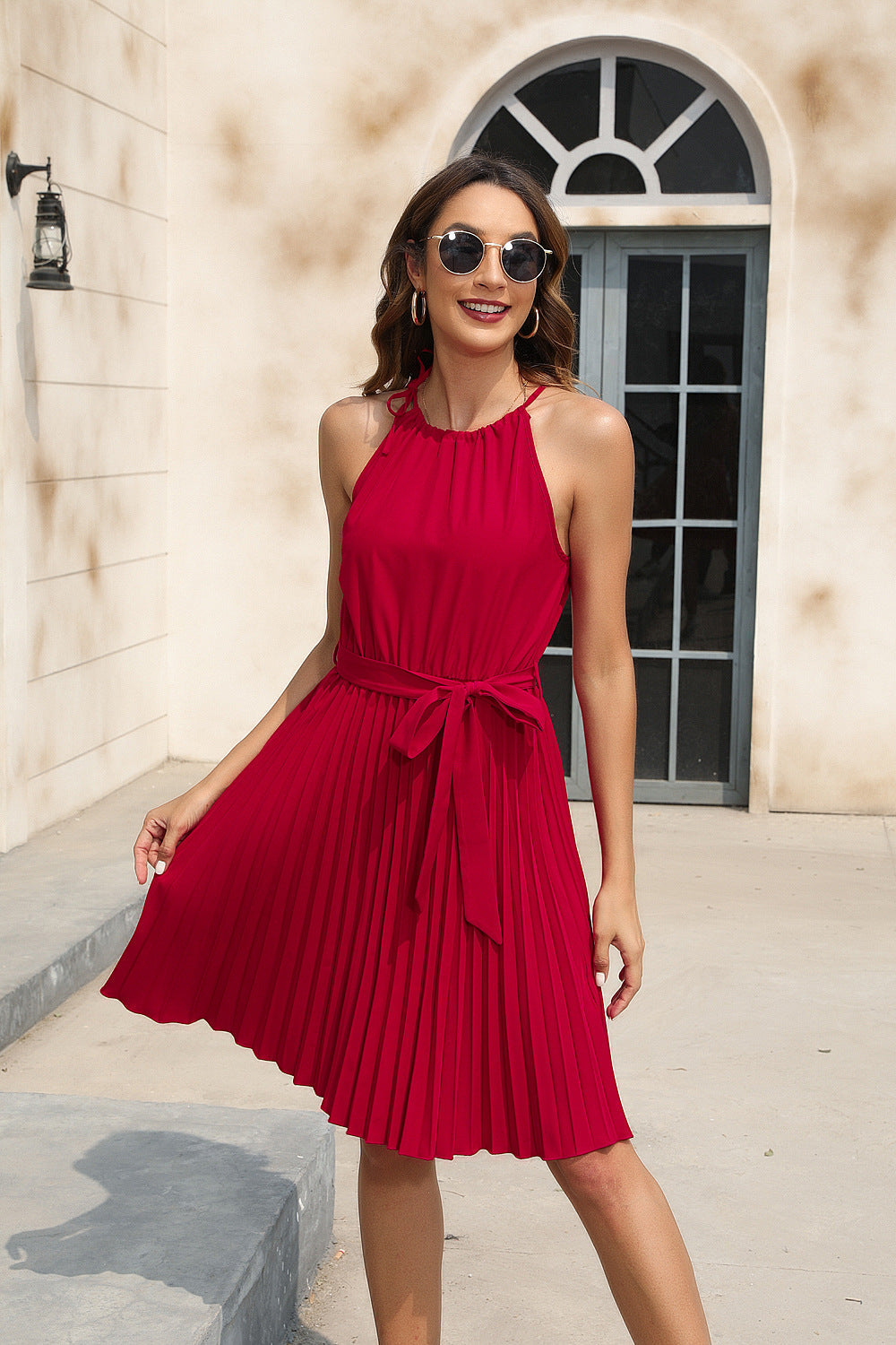 Damen Plissiertes Sommerkleid mit tailliertem Gürtel und Halterneck Echoarchiv