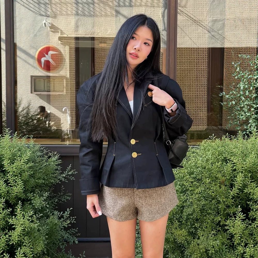 Damen Taillierter Blazer mit dekorativen Ziernähten und goldenen Schmuckknöpfen Echoarchiv