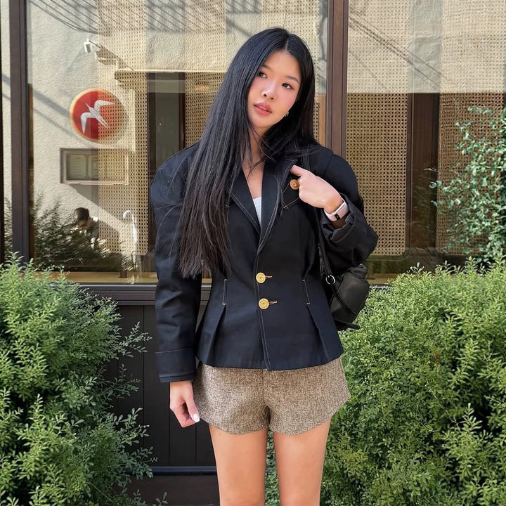 Damen Taillierter Blazer mit dekorativen Ziernähten und goldenen Schmuckknöpfen Echoarchiv