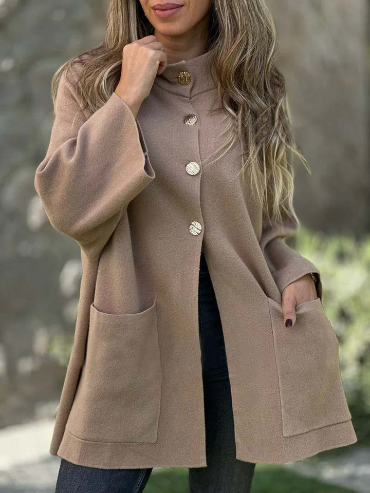 Damen Oversize Cape-Cardigan mit Stehkragen, aufgesetzten Taschen und Zierknöpfen – Veloura