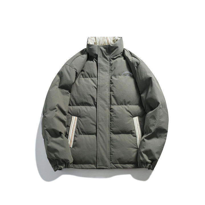 Unisex Kurz geschnittene wattierte Pufferjacke mit hohem Stehkragen und gestreiften Taschenblenden Echoarchiv