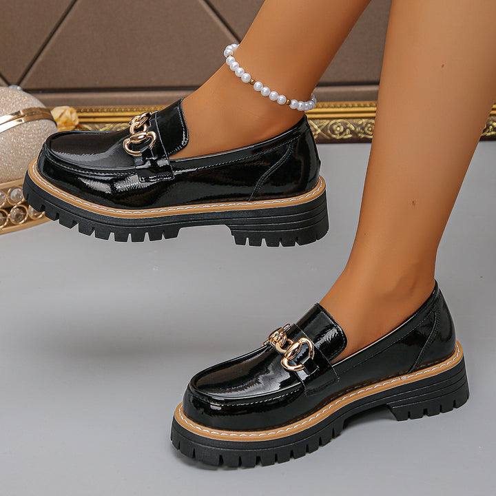 Damen  glänzende Lack-Loafer mit dekorativer Metallspange und profilierter Traktorsohle Echo Archiv
