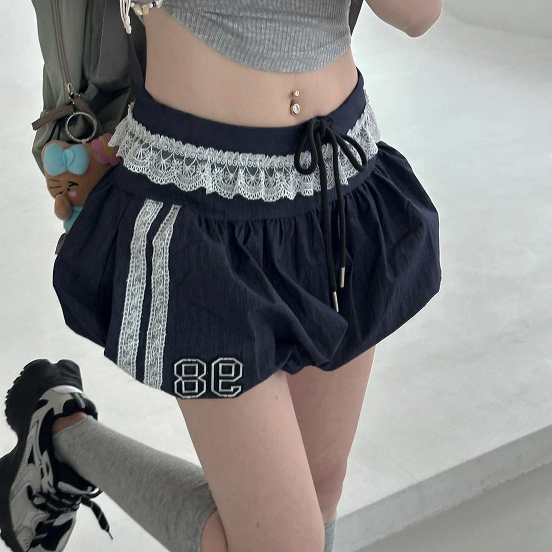Damen sportliche Shorts mit Spitzenakzenten und elastischem Bund Echo Archiv