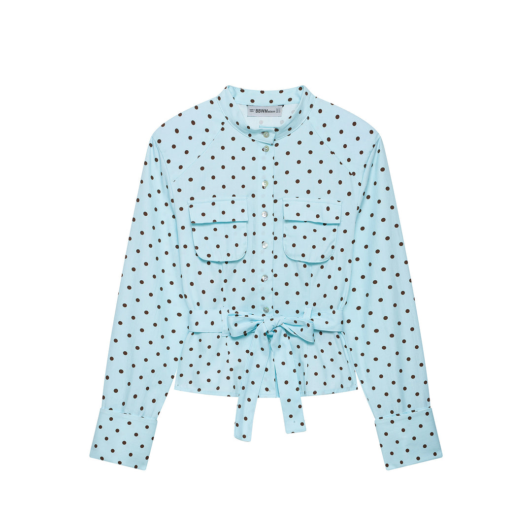 Damen Bluse mit Stehkragen, Bindegürtel und aufgesetzten Brusttaschen Echoarchiv
