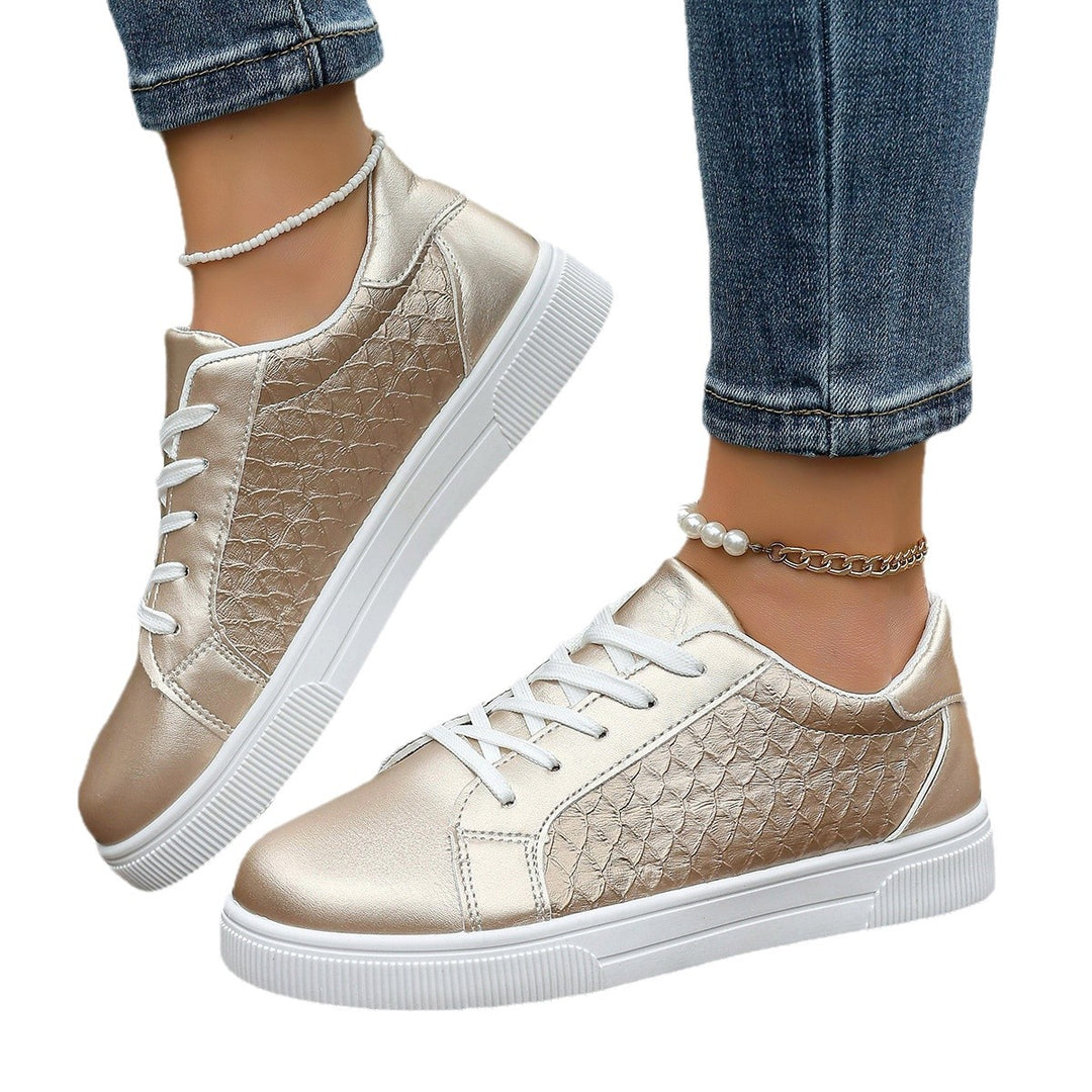 Damen Flache Sneaker mit Metallic‑Finish und geprägter Seitenstruktur Echo Archiv