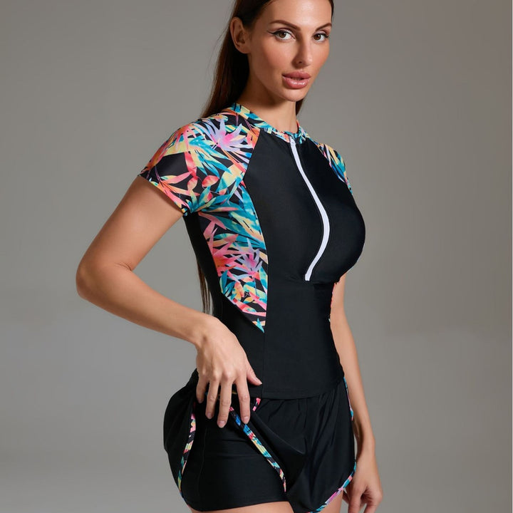 Damen Sportlicher Schwimmanzug mit innovativem Reißverschluss und stylischen kurzen Hosen Echo Archiv