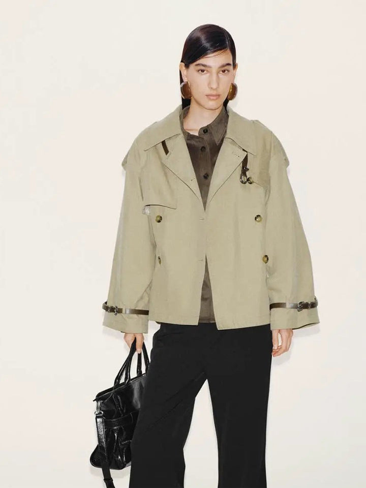 Damen Kurzer Boxy-Trenchcoat mit weitem Revers, Schulterriegeln und verstellbaren Manschetten Echoarchiv