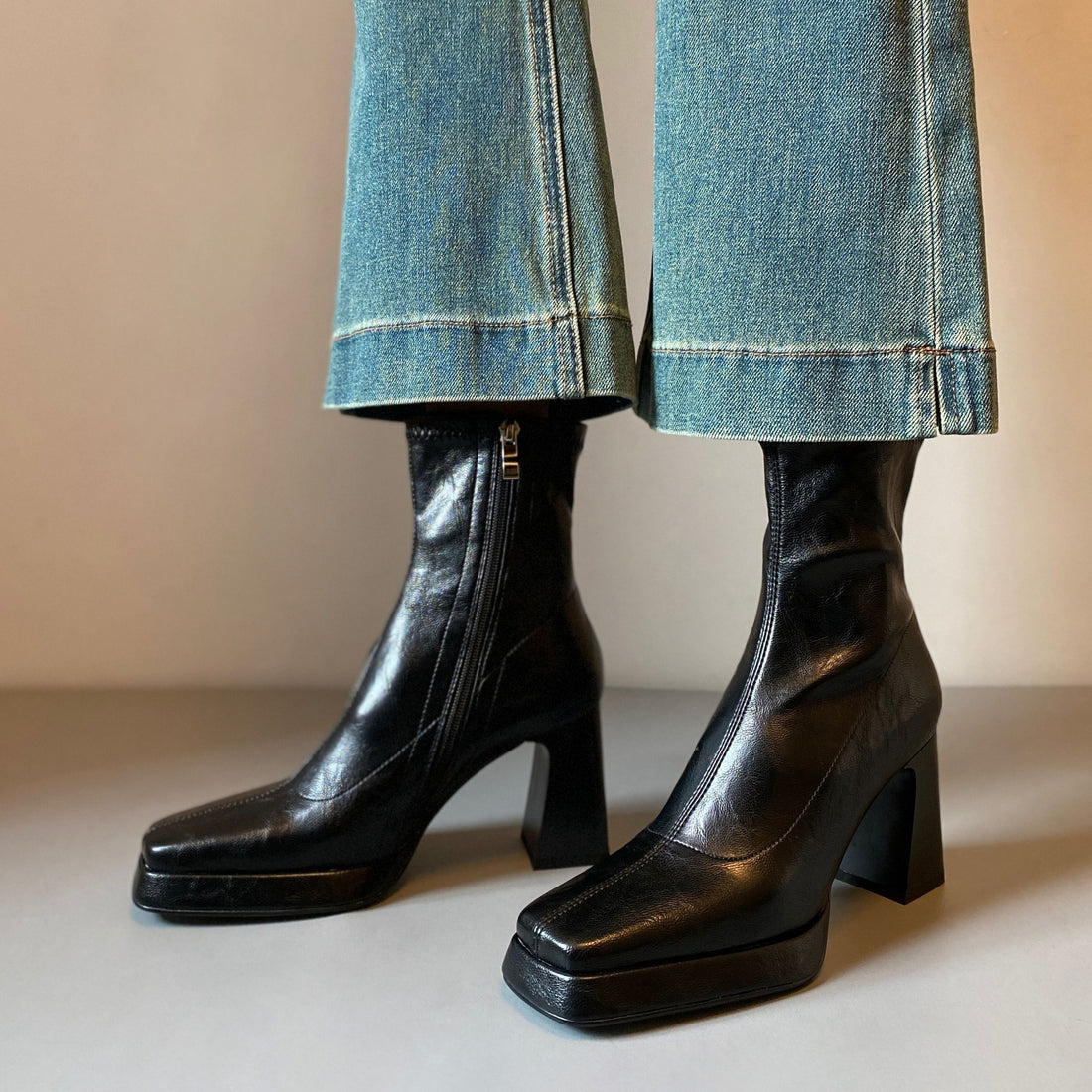 Damen Knöchelhohe Stiefelette mit geteilter Vorderblattform, weichem Nappaleder und sculpted Blockabsatz Echo Archiv