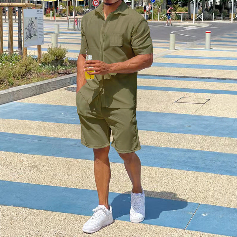 Herren kurzes Freizeit-Outfit mit kurzärmligem Hemd und bequemen Shorts Echoarchiv