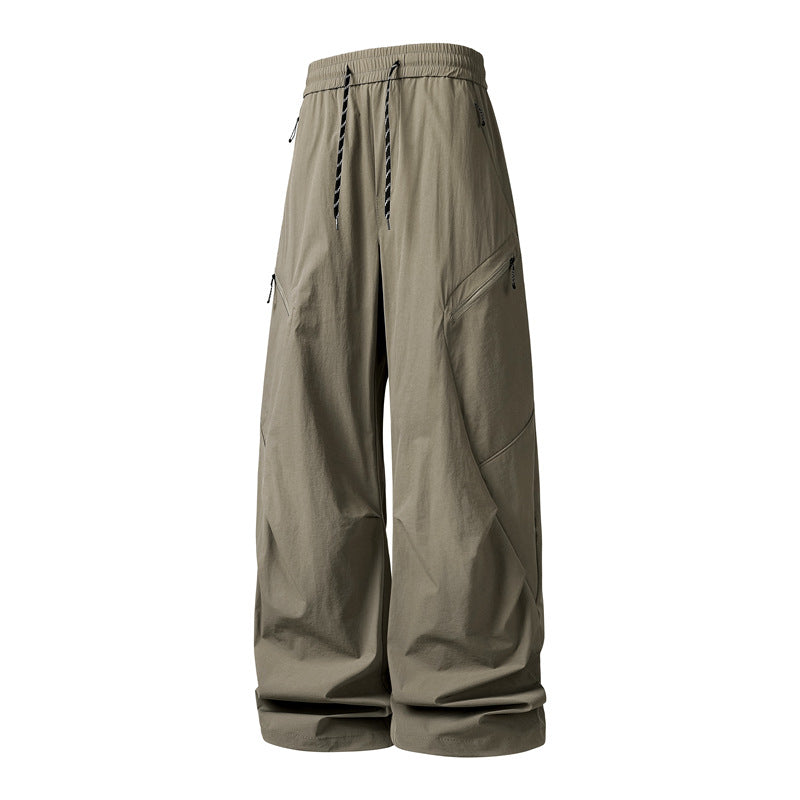 Herren Oversize-Utility-Cargo-Hose aus leichtem Nylon mit elastischem Kordbund, seitlichen Reißverschlusstaschen & weiter Ballon-Silhouette Echoarchiv