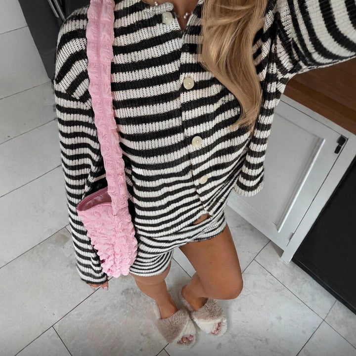 Damen nan feiner Rippstrick Zweiteiler mit kurzgeschnittenem Knopfcardigan und taillenhohen Shorts Echo Archiv