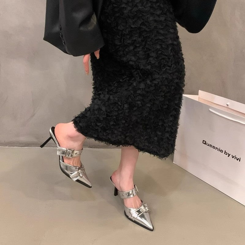 Damen Spitz zulaufende Mule‑Pantoletten mit doppeltem Schnallenriemen, Ösen‑Detail und niedrigem Kitten‑Absatz – Lioré