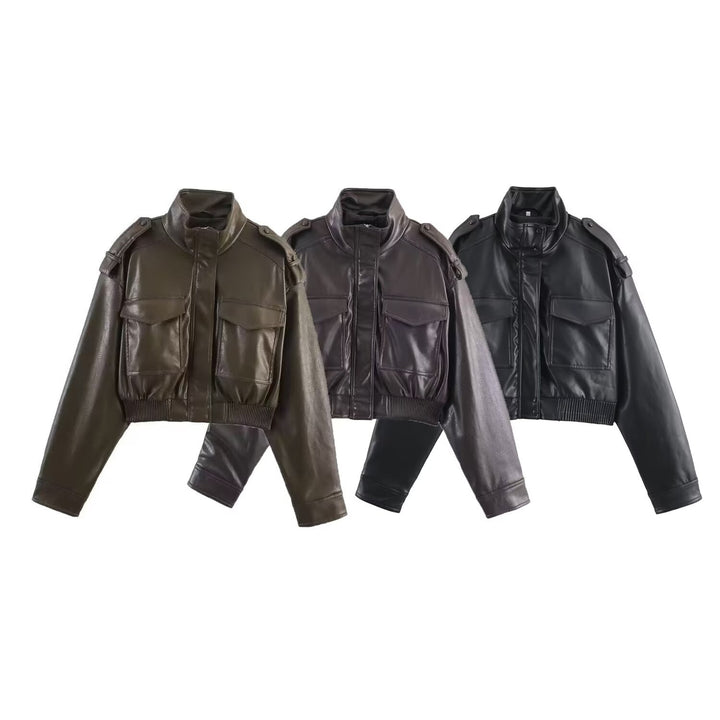 Damen nan kurz geschnittene Military-inspirierte Kunstlederjacke mit hohem Stehkragen, aufgesetzten Pattentaschen, Schulterklappen und geripptem Bund Echo Archiv