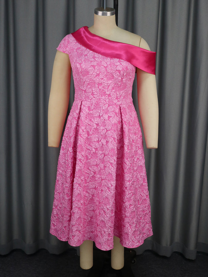 Damen Elegantes Kleid mit asymmetrischem Träger und floralem Muster Echo Archiv