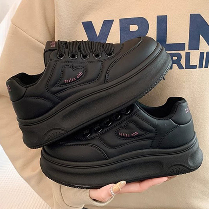 Damen Plateau-Sneaker im minimalistischen Chunky-Look mit skulpturierter Wedgesohle – Névara