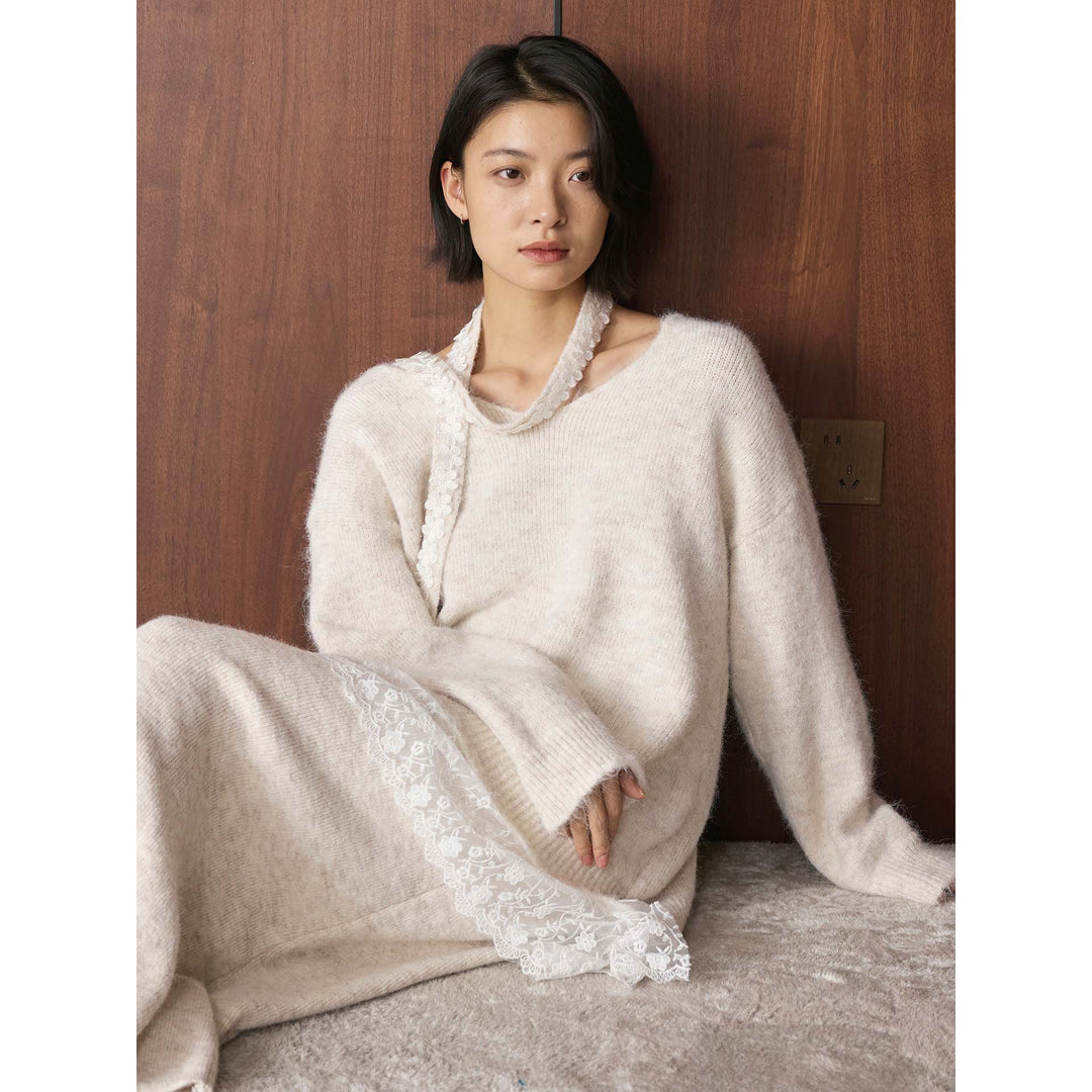 Damen Langer Flauschiger V‑Ausschnitt Mohair‑Optik Pullover mit Spitzenbesatz Echoarchiv