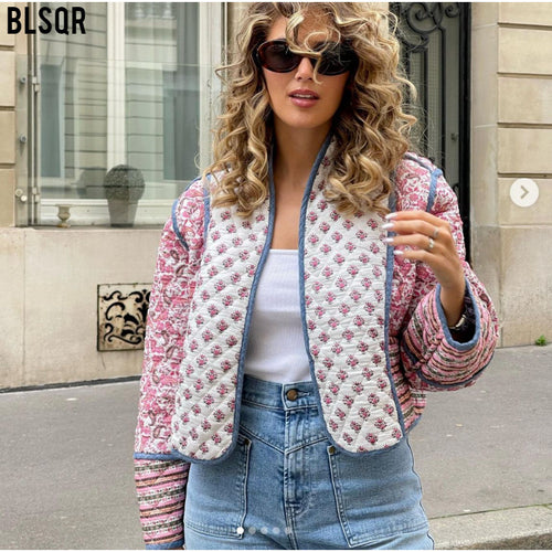 Damen Kurze gesteppte Patchwork‑Jacke mit Paisley‑ und Blumenprints, offener Kimono‑Schnitt und Kontrastpaspel Echo Archiv