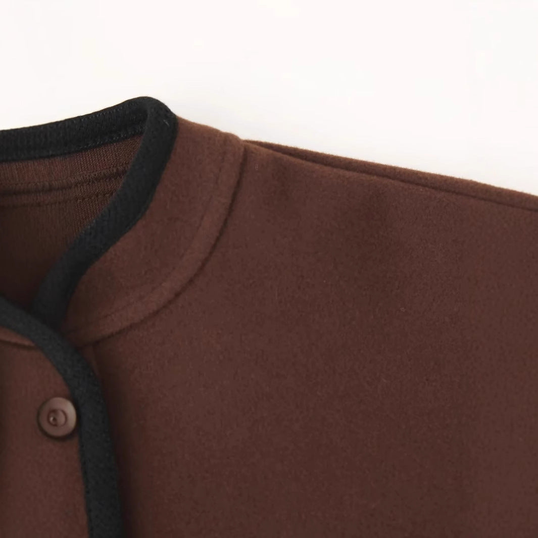 Damen nan kastige Kurzjacke mit Rundhalsausschnitt, Kontrastpaspel und Leistentaschen Echo Archiv