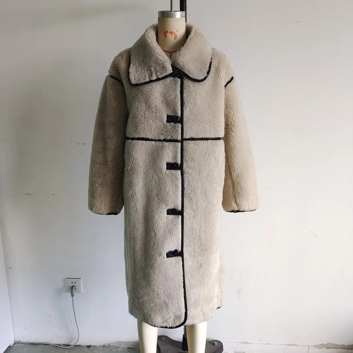 Damen langer Teddy-Mantel mit Knebelverschlüssen, kontrastierender Paspelierung und voluminösem Oversize-Kragen – Montévia