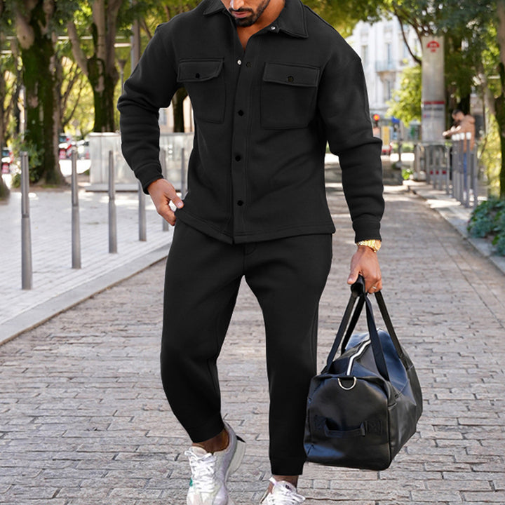 Herren Modischer Freizeitanzug mit stilvollen Brusttaschen und praktischen Details Echoarchiv