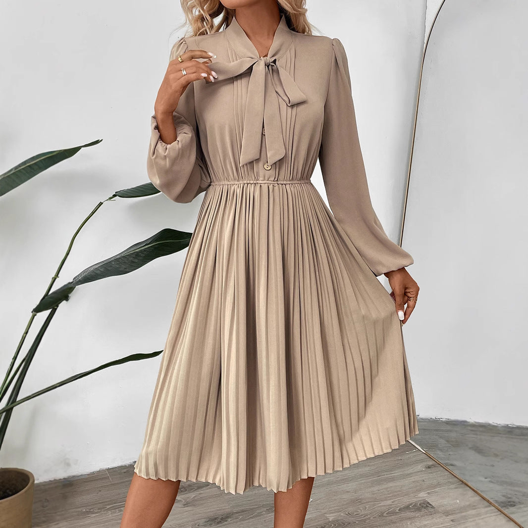 Damen Plissiertes Midikleid mit Schluppenkragen, elastischer Taillenpartie und langen Ballonärmeln Echoarchiv