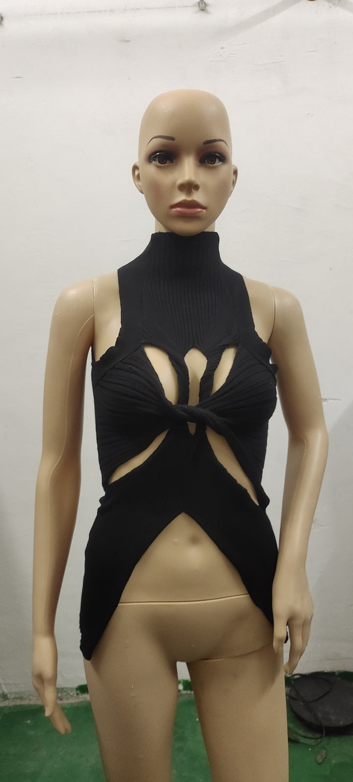 Damen figurbetontes Cut-Out Top mit hohem Kragen Echo Archiv