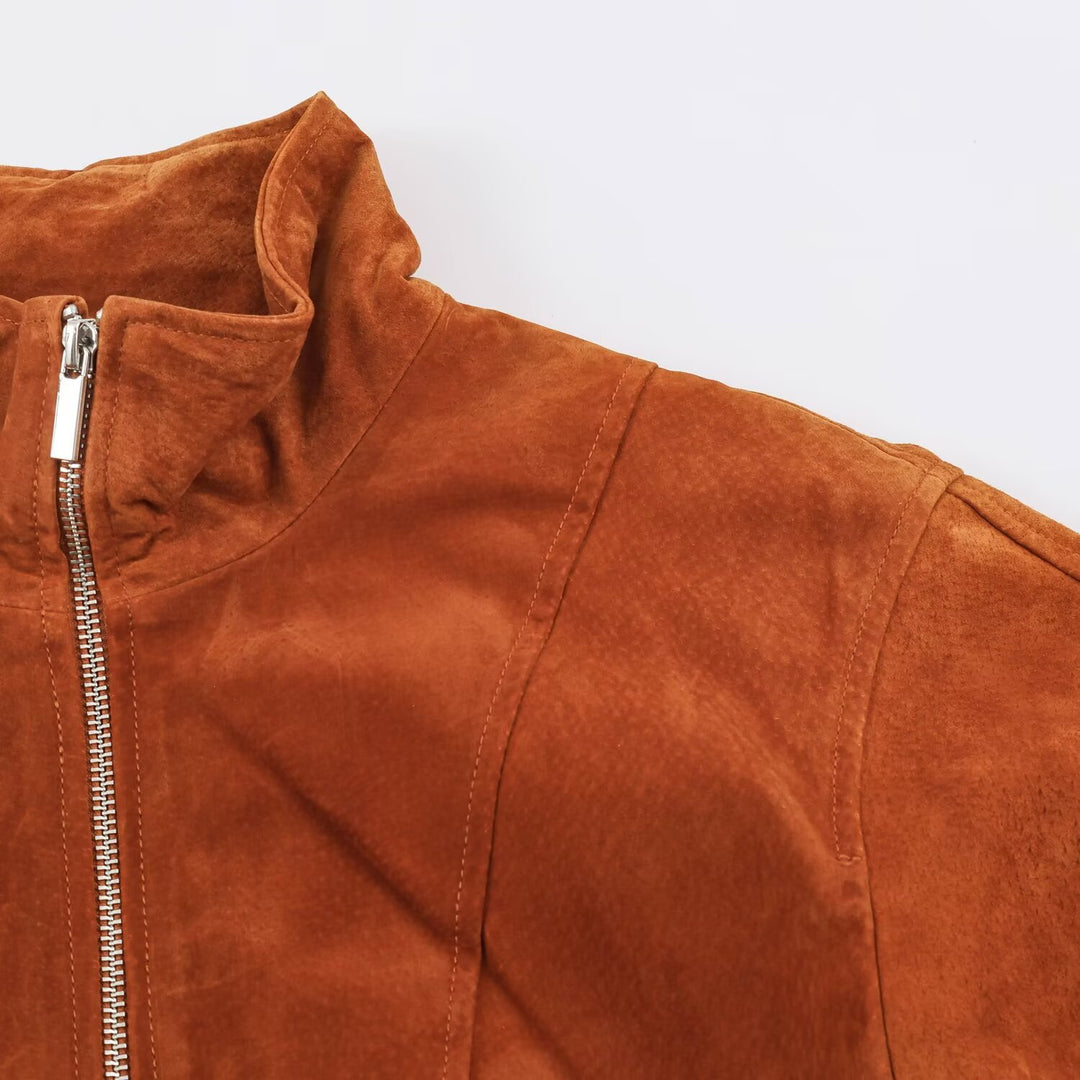 Damen Kurz geschnittene Wildlederjacke im Blouson‑Stil mit taillierten Abnähern und Metallreißverschlüssen Echo Archiv