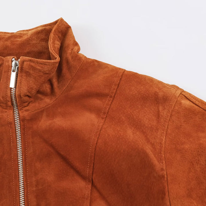 Damen Kurz geschnittene Wildlederjacke im Blouson‑Stil mit taillierten Abnähern und Metallreißverschlüssen Echo Archiv