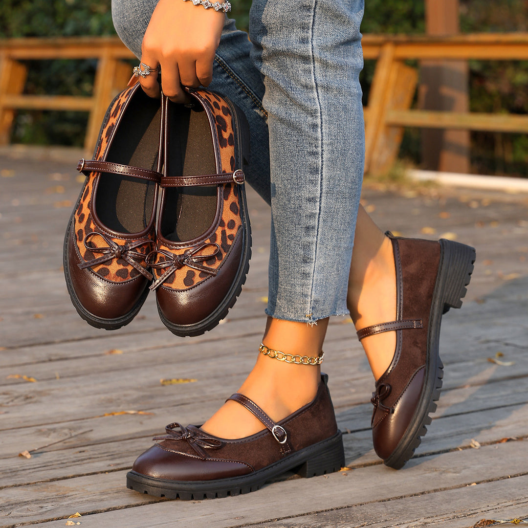 Damen Vintage-inspirierte Mary-Jane Ballerinas mit Leopardenvelours, Zierschleife und profilierter Gummisohle – Lioré