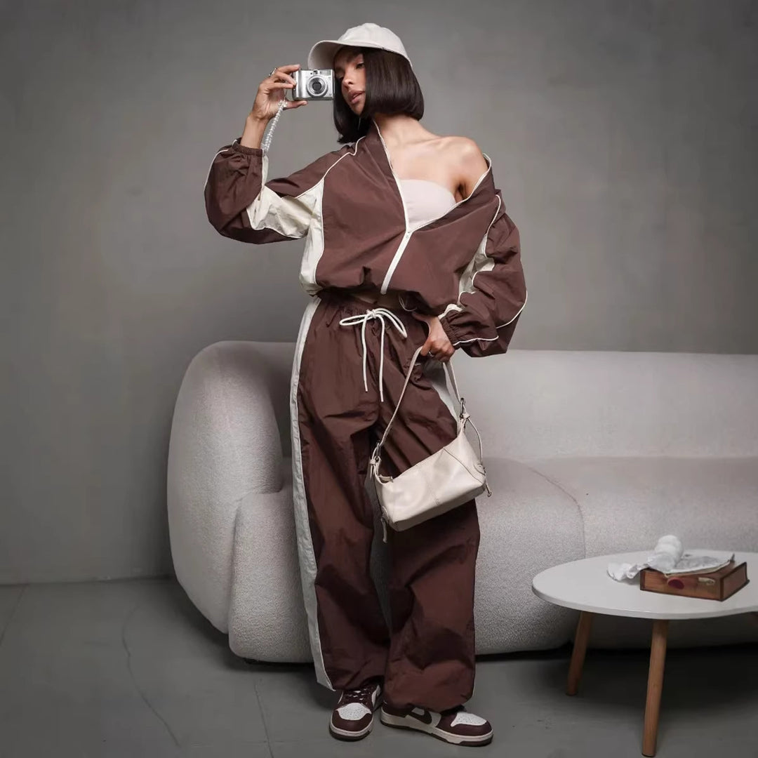 Damen sportlich-elegantes Trackset mit Stehkragen, Reißverschlussjacke und weitem Seitenstreifen-Hose – Avérine