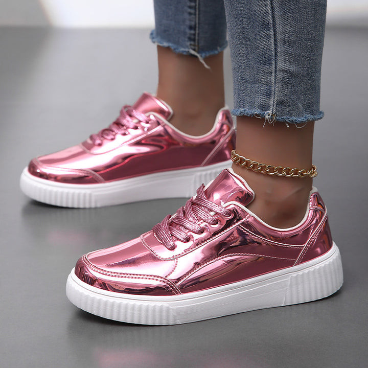 Damen nan niedrig geschnittener Sneaker mit spiegelnder Lackoberfläche, gepolstertem Schaft und erhöhter Laufsohle mit Rillenprofil Echo Archiv