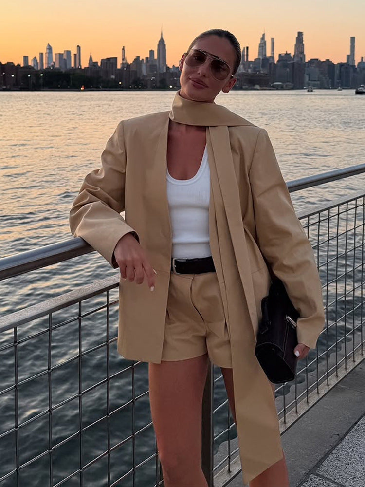 Damen Zweiteiliges Blazer-Set mit langem Schalkragen und hochtaillierten Shorts Echoarchiv
